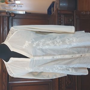 LAURA CONRAD white blouse,  with lace . Size L. Pre-owned great condition.